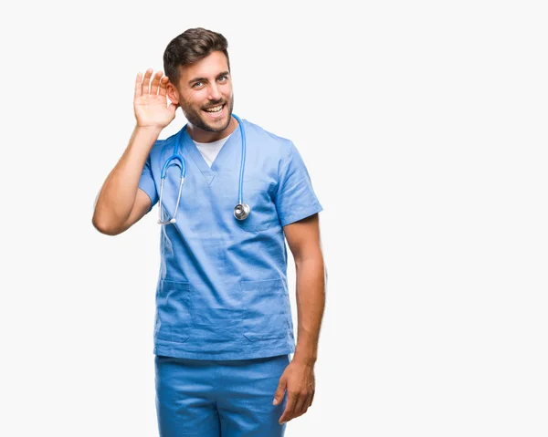 Νέος Ωραίος Γιατρός Χειρουργός Άνθρωπος Πέρα Από Απομονωμένο Υπόβαθρο Χαμογελά — Φωτογραφία Αρχείου