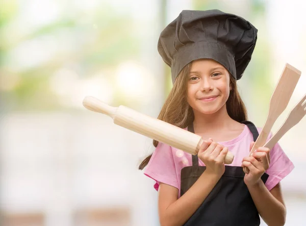 Bruna Ragazza Ispanica Indossa Uniforme Cuoco Con Viso Felice Piedi — Foto Stock