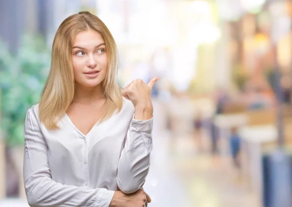 Jonge Kaukasische Vrouw Geïsoleerde Achtergrond Glimlachend Met Blij Gezicht Kijken — Stockfoto