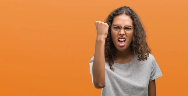 Gyönyörű Fiatal Spanyol Szemüveg Mérges Őrült Emelése Csalódott Dühös Miközben — Stock Fotó