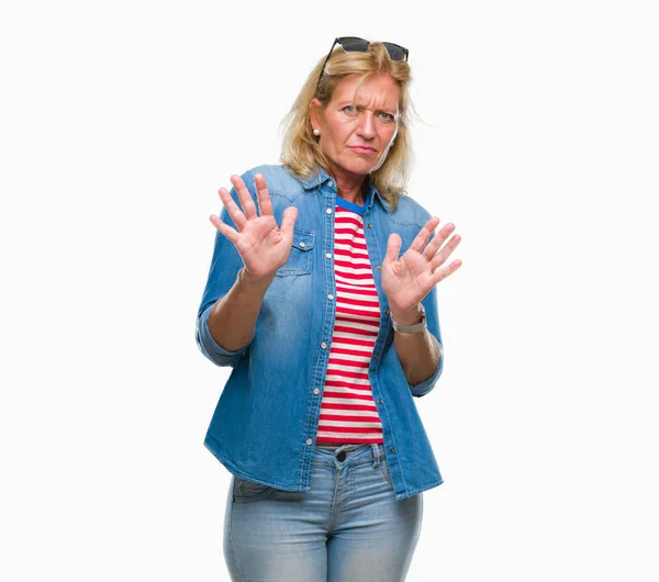 Blonde Frau Mittleren Alters Über Isolierten Hintergrund Angeekelten Ausdruck Ungehalten — Stockfoto