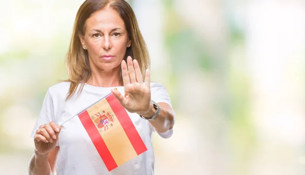 Латиноамериканка Средних Лет Держит Флаг Испании Изолированном Фоне Открытой Рукой — стоковое фото