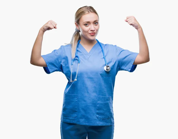 Młoda Blondynka Chirurg Lekarz Kobieta Białym Tle Wyświetlono Mięśnie Ramion — Zdjęcie stockowe