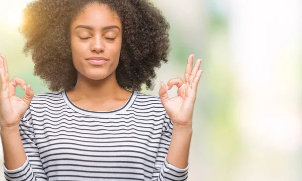 Tânăra Femeie Afro Americană Fundal Izolat Relaxează Zâmbește Ochii Închiși — Fotografie, imagine de stoc