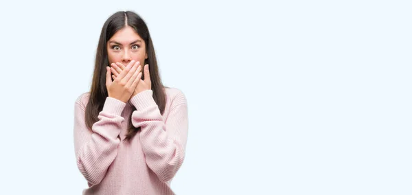 Junge Schöne Hispanische Frau Trägt Einen Pullover Schockiert Bedeckt Mund — Stockfoto