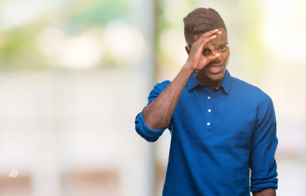 独立背景的年轻非洲裔美国人做 手势用手微笑 眼睛看通过手指与愉快的面孔 — 图库照片