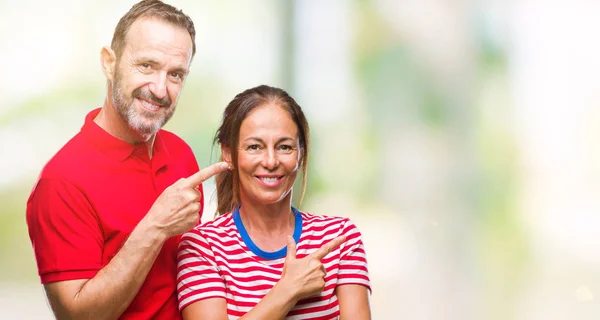 Pareja Hispana Mediana Edad Enamorada Sobre Fondo Aislado Alegre Con — Foto de Stock