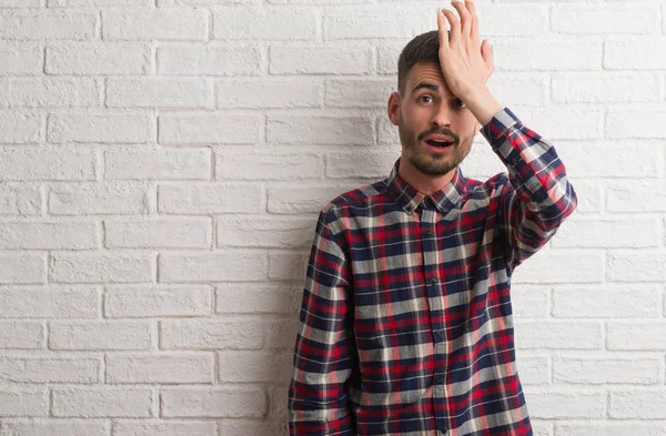 Joven Hombre Adulto Pie Sobre Pared Ladrillo Blanco Sorprendido Con — Foto de Stock