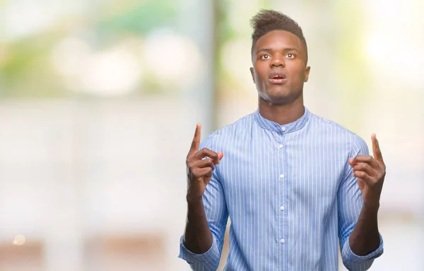 Giovane Uomo Affari Afroamericano Sfondo Isolato Stupito Sorpreso Guardando Alto — Foto Stock