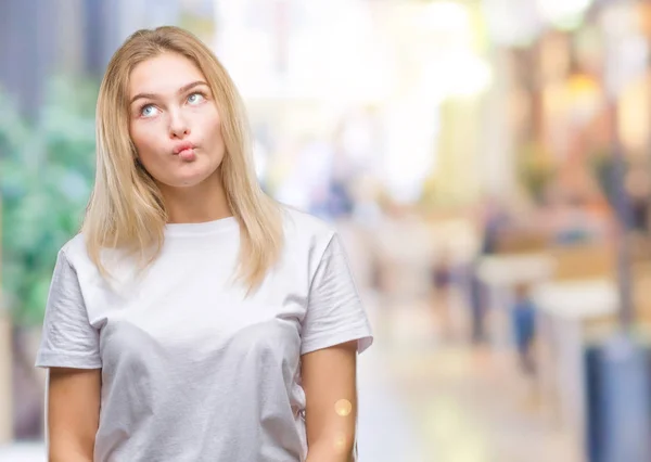 Giovane Donna Caucasica Sfondo Isolato Rendendo Faccia Pesce Con Labbra — Foto Stock