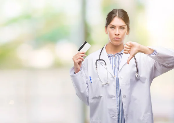 Jovem Médica Hispânica Segurando Cartão Crédito Com Rosto Irritado Sinal — Fotografia de Stock