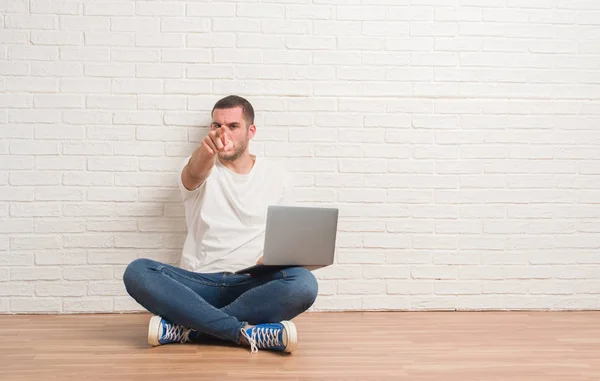 Joven Hombre Caucásico Sentado Sobre Pared Ladrillo Blanco Usando Computadora — Foto de Stock