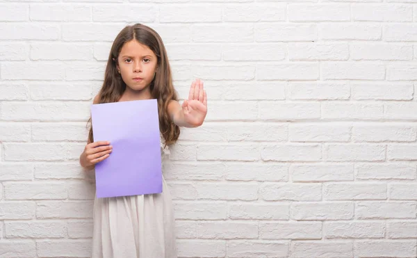 Jonge Latino Jongen Witte Bakstenen Muur Houden Van Roze Papieren — Stockfoto