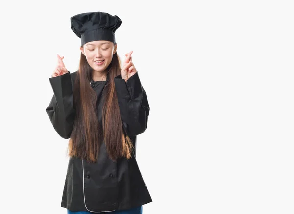 Mladá Číňanka Nad Samostatný Pozadí Nošení Kuchař Jednotný Usmívající Přechod — Stock fotografie