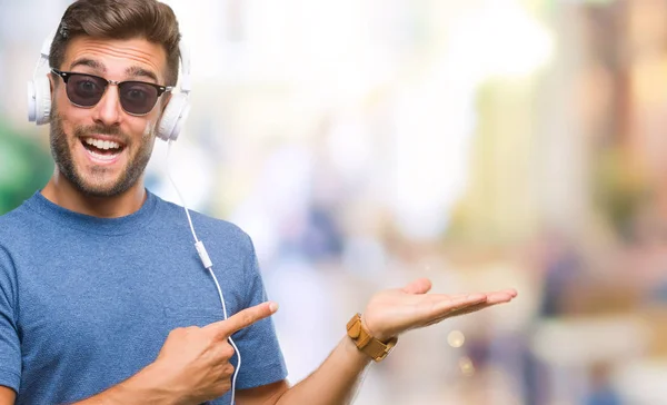 Jovem Homem Bonito Usando Fones Ouvido Ouvindo Música Sobre Fundo — Fotografia de Stock