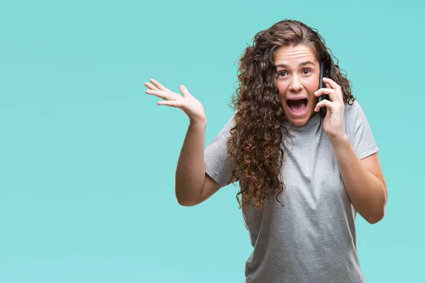 Jonge Brunette Meisje Praten Smartphone Geïsoleerde Achtergrond Erg Blij Opgewonden — Stockfoto