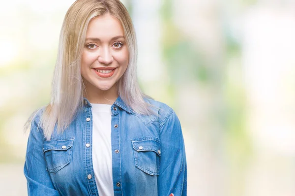 Giovane Donna Bionda Sfondo Isolato Volto Felice Sorridente Con Braccia — Foto Stock