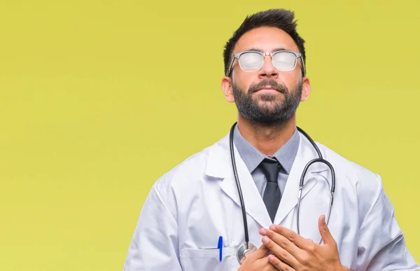 Uomo Adulto Medico Ispanico Sfondo Isolato Sorridente Con Mani Sul — Foto Stock