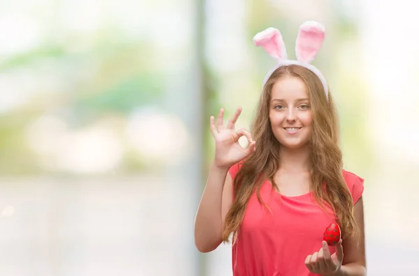 Mujer Rubia Joven Con Orejas Conejo Pascua Haciendo Signo Con —  Fotos de Stock