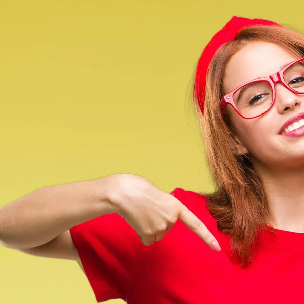 Yüzünde gülümseme ile kendinden emin görünüyorsun, kendini gururlu ve mutlu parmakları ile işaret izole arka plan üzerinde genç güzel kadın.