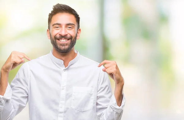 Homem Hispânico Adulto Sobre Fundo Isolado Olhando Confiante Com Sorriso — Fotografia de Stock