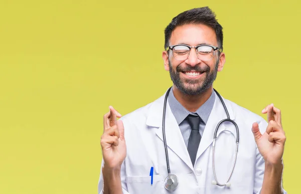 Médico Hispano Adulto Sobre Fondo Aislado Sonriendo Cruzando Los Dedos — Foto de Stock