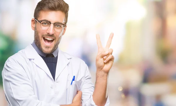 Mladý Pohledný Muž Nosí Doktor Scientis Kabát Izolované Pozadí Usmívající — Stock fotografie