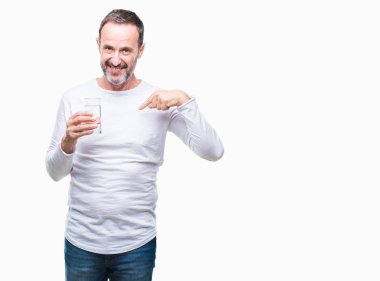 Orta yaş ağarmış komuta sizde sürpriz yüz işaret parmağı kendini izole arka plan üzerinde bardak su içme