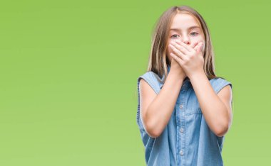 Genç güzel kız izole arka plan ağız hata için elleriyle kapsayan şok yüzünden. Gizli kavramı.