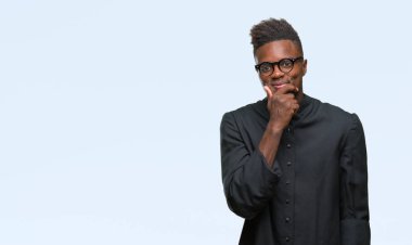 Genç Afro-Amerikan rahip adam izole arka plan emin çapraz kollar ve çeneme kaldırdı el ile gülümseme ile kameraya bakıyor. Pozitif düşünce.