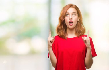 Genç güzel kadın izole arka plan üzerinden hayran ve yukarıya bakıp parmakları ile işaret şaşırttı ve silah kaldırdı.