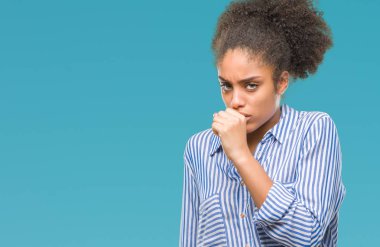 Duygu iyi ve soğuk veya bronşit için semptom olarak öksürük izole arka plan üzerinde genç afro Amerikalı kadın. Sağlık kavramı.