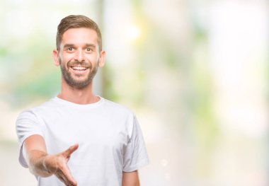 Yakışıklı delikanlı olarak tebrik ve konuksever dost sunan karşılıklı gülümseyen izole arka plan üzerinde. Başarılı iş.