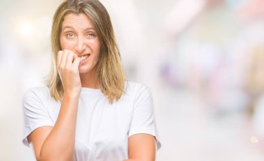 Genç güzel kadın yüzünden stresli ve gergin ile izole arka plan tırnak ısırma dudaklarından eller. Anksiyete sorunu.