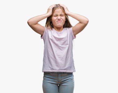 Genç güzel kız çünkü umutsuz ve stresli baş ağrısı acı izole arka plan üzerinde ağrı ve migren. Ellerini kafasına.