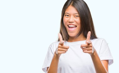 Genç Asyalı kadın kamera ile mutlu ve komik yüz için parmakları işaret izole arka plan üzerinde. İyi enerji ve vibes.