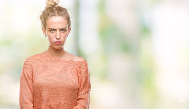 Güzel genç sarışın kadın üzerinde izole arka plan şüpheci ve sinir, çatık sorunu nedeniyle üzgün. Negatif kişi.