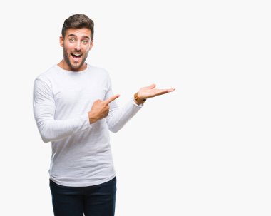 Yakışıklı delikanlı üzerinden hayran ve el ile sunulması ve parmak ile işaret ederken kameraya gülümseyen izole arka plan.