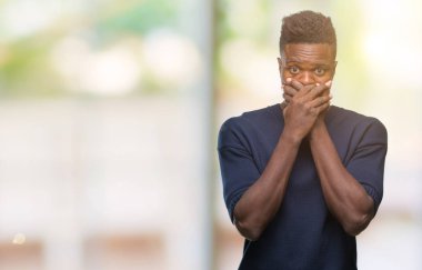 Afrikalı-Amerikalı genç izole arka plan ağız hata için elleriyle kapsayan şok içinde. Gizli kavramı.