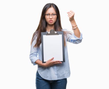 Pano üzerinde izole arka rahatsız ve öfke, çılgın ve yükseltilmiş el, öfke kavramı ile diye bağıran ile sinirli bağırarak tutan genç Asya iş kadın