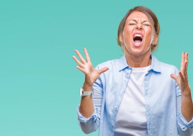 İzole arka plan çılgın ve kızgın bağırarak ve agresif ifade ve silah kaldırdı bağırmaya orta yaş İspanyol kadın kıdemli. Hayal kırıklığı kavramı.