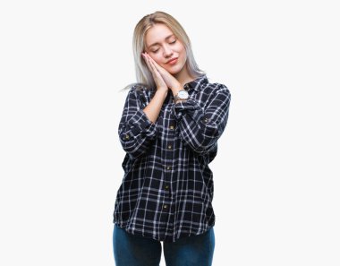 Genç Sarışın kadın yüzünden uyku yorgun hayal ve ellerle birlikte poz ile kapalı gözler gülümseyen izole arka plan.