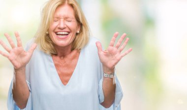 Orta yaş sarışın iş kadın yüzünden arka plan deli kutluyor izole ve crazy arms ile başarı için kaldırdı ve heyecanlı çığlık gözler kapalı. Kazanan kavramı