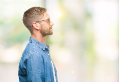 Genç yakışıklı adam giyen güneş gözlüğü izole arka tarafına, seyir üzerinde dinlenmek doğal yüz emin gülümseme ile pozuyla profili.