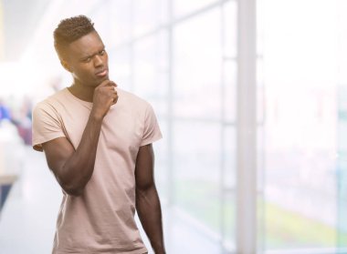 Genç Afro-Amerikan adam ciddi bir yüz düşünme hakkında soru, çok karışık bir fikir