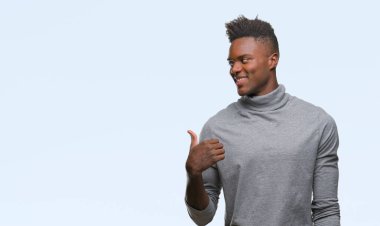 Genç Afro-Amerikan adam arıyor ve başparmak yanında yukarıyı mutlu yüz ile gülümseyen izole arka plan üzerinde.