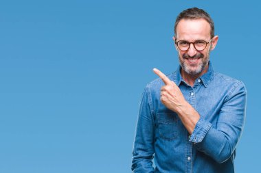 Orta yaş ağarmış komuta sizde izole arka neşeli bir gülümseme ile el ve parmak kadar kameraya bakarak yüzündeki mutlu ve doğal ifade ile yan ile işaret yüz üzerinden gözlük.