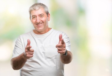 Fotoğraf makinesi ile mutlu ve komik yüz için parmakları işaret izole arka plan üzerinde yakışıklı komuta sizde. İyi enerji ve vibes.