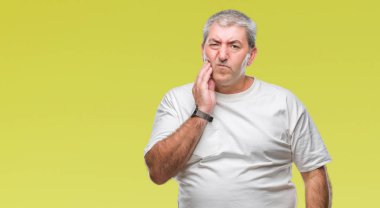 Diş ağrısı veya dişlerde dişlerle ilgili hastalık nedeniyle ağız acı ifadesi ile el ile dokunmak izole arka plan üzerinde yakışıklı komuta sizde. Diş hekimi kavramı.