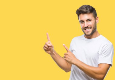 Yakışıklı delikanlı gülümseyen ve iki elleri ve parmakları ile tarafına işaret kamera bakarak izole arka plan üzerinde.